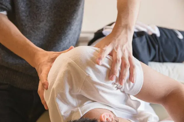 Rehabilitacja po udarze mózgu: Etapy i znaczenie terapii